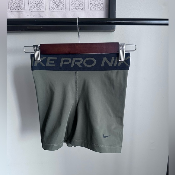 Nike Pro 365 Women's 4" Nike Compression Shorts Green Women’s SZ XS - Picture 1 of 16